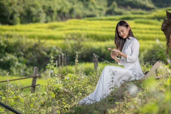 Quelle est la symbolique des couleurs dans les fresques murales de l'époque médiévale ?