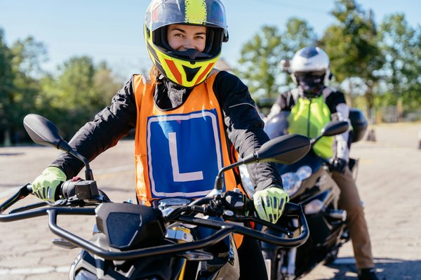 Meilleur gilet jaune moto : avis et comparatif 2024